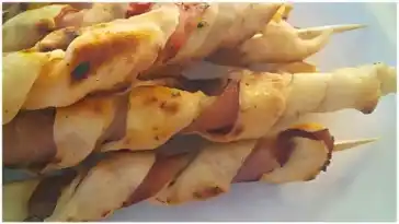 Gefülltes Stockbrot mit Bacon
