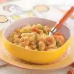 Gemüse-Nudeln wird mit Zwiebeln, Paprika und Tomaten