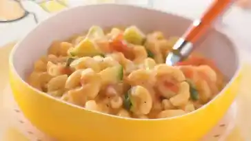Gemüse-Nudeln wird mit Zwiebeln, Paprika und Tomaten