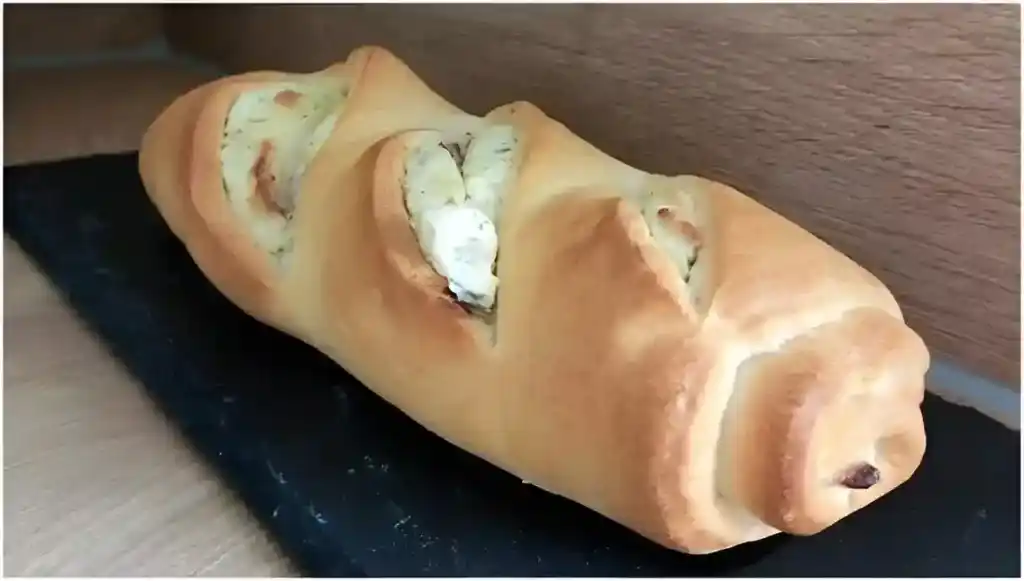 Gerolltes Zwiebelbrot mit Frischkäse nur 3 Zutaten!