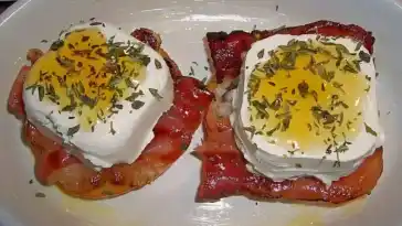 Gudruns Apfel-Speck-Ziegenkäsetürmchen mit Honig und Thymian