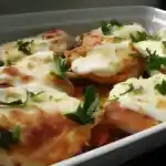 HÄHNCHENBRUST MIT SAURER SAHNE UND KÄSE