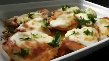 HÄHNCHENBRUST MIT SAURER SAHNE UND KÄSE