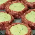 Hackfleisch-Nester mit Käsefüllung und Kräuter