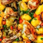 Hähnchen aus dem Ofen mit Kartoffeln und buntem Gemüse