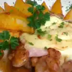 Hahnchensteaks mit Schinken und Raucherkase uberbacken mit Sahne Kartoffeln serviert 4x
