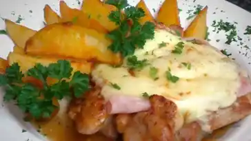 Hahnchensteaks mit Schinken und Raucherkase uberbacken mit Sahne Kartoffeln serviert 4x