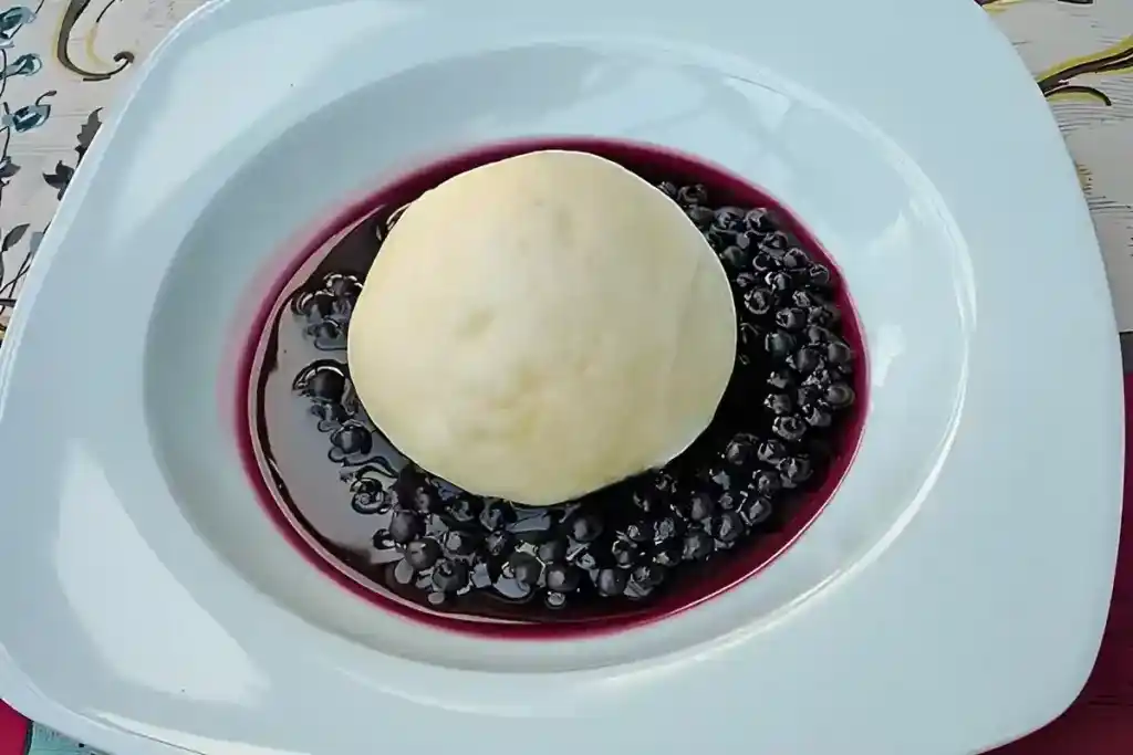 Hefeklöße mit Blaubeeren und brauner Butter
