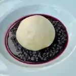 Hefeklöße mit Blaubeeren und brauner Butter