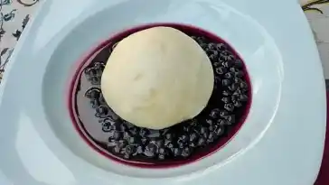 Hefeklöße mit Blaubeeren und brauner Butter