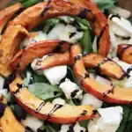 Herbstlicher Salat mit gebratenem Kürbis, karamellisierter Birne, Blauschimmelkäse und Walnüssen