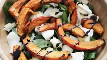 Herbstlicher Salat mit gebratenem Kürbis, karamellisierter Birne, Blauschimmelkäse und Walnüssen