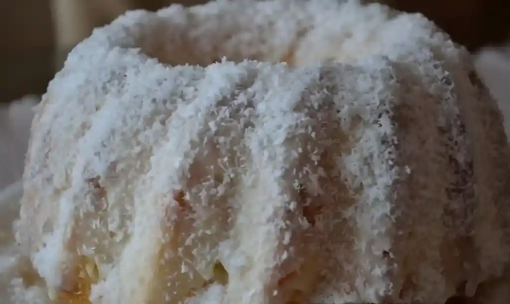 Herrlicher-raffaello-gugelhupf-mit-vanillecreme