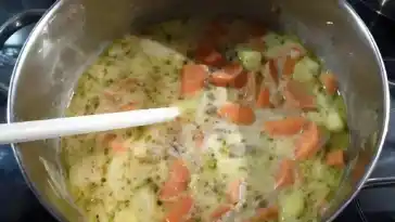 KARTOFFEL-HACKFLEISCH-TOPF MIT SCHMAND UND MÖHREN