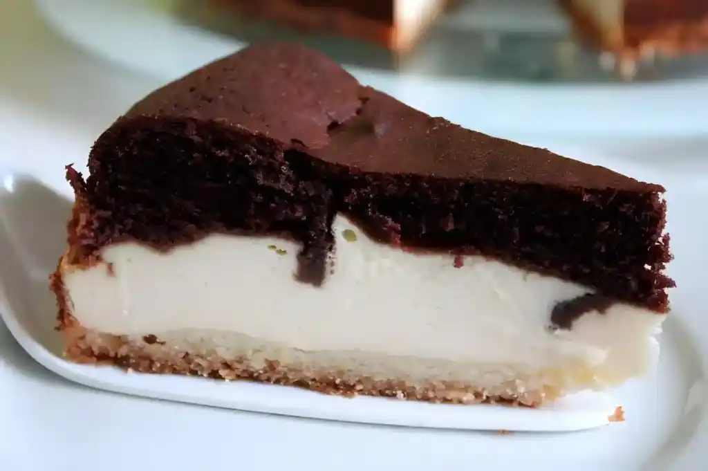 KÄSEKUCHEN MIT SCHOKOHAUBE