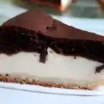 KÄSEKUCHEN MIT SCHOKOHAUBE