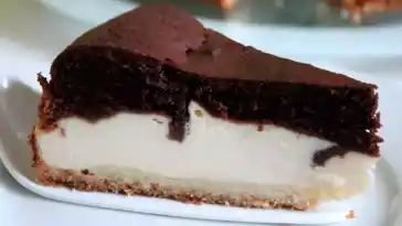 KÄSEKUCHEN MIT SCHOKOHAUBE