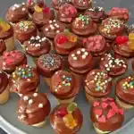 KLEINE KUCHEN IM WAFFELBECHER
