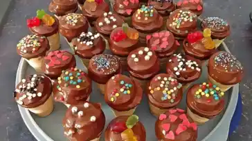KLEINE KUCHEN IM WAFFELBECHER