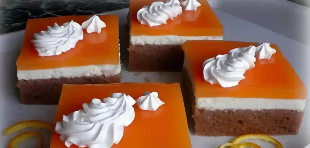 Kakaokuchen mit Quarkcreme und einer Fruchtschicht, einfach nur lecker !