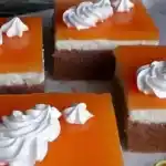 Kakaokuchen mit Quarkcreme und einer Fruchtschicht, einfach nur lecker !