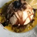 Karamell-Panna cotta mit Schokosoße