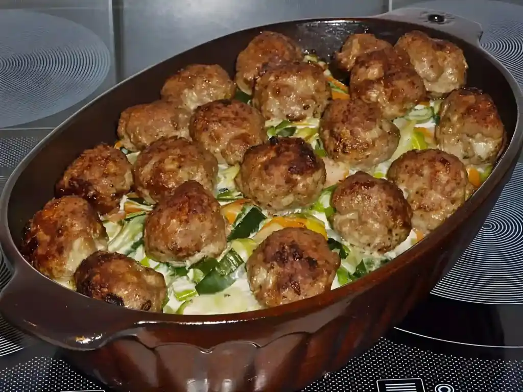Kartoffelauflauf mit lauch, hackbällchen und gorgonzola