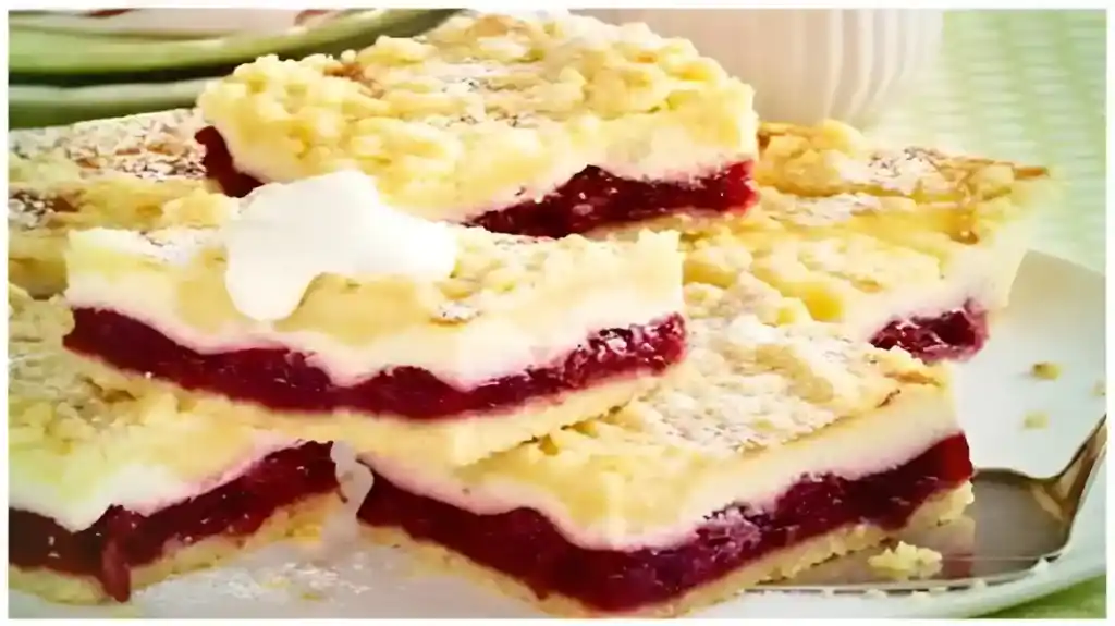 Käse-Streuselkuchen vom Blech mit Kirschkompott