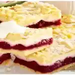 Käse-Streuselkuchen vom Blech mit Kirschkompott