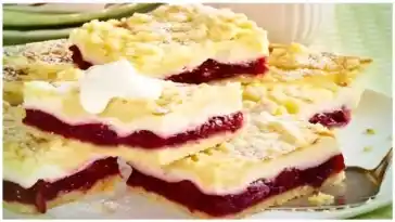 Käse-Streuselkuchen vom Blech mit Kirschkompott