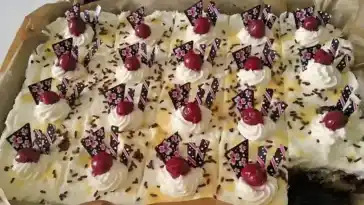 Kirsch Eierlikör Blechkuchen mit Schmand Sahne