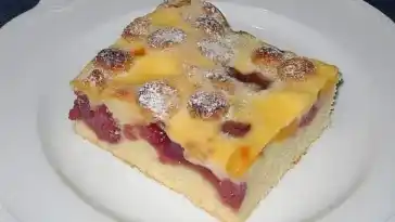 Kirsch – Pfirsich – Blechkuchen mit Amarettini – Schmandguss
