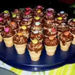 Kleine Kuchen im Waffelbecher