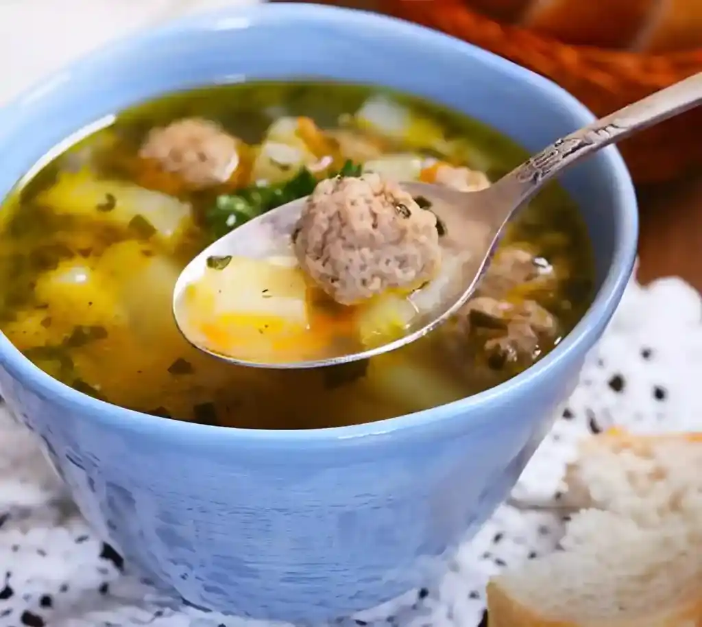 Kohlrabicremesuppe mit Fleischklößchen