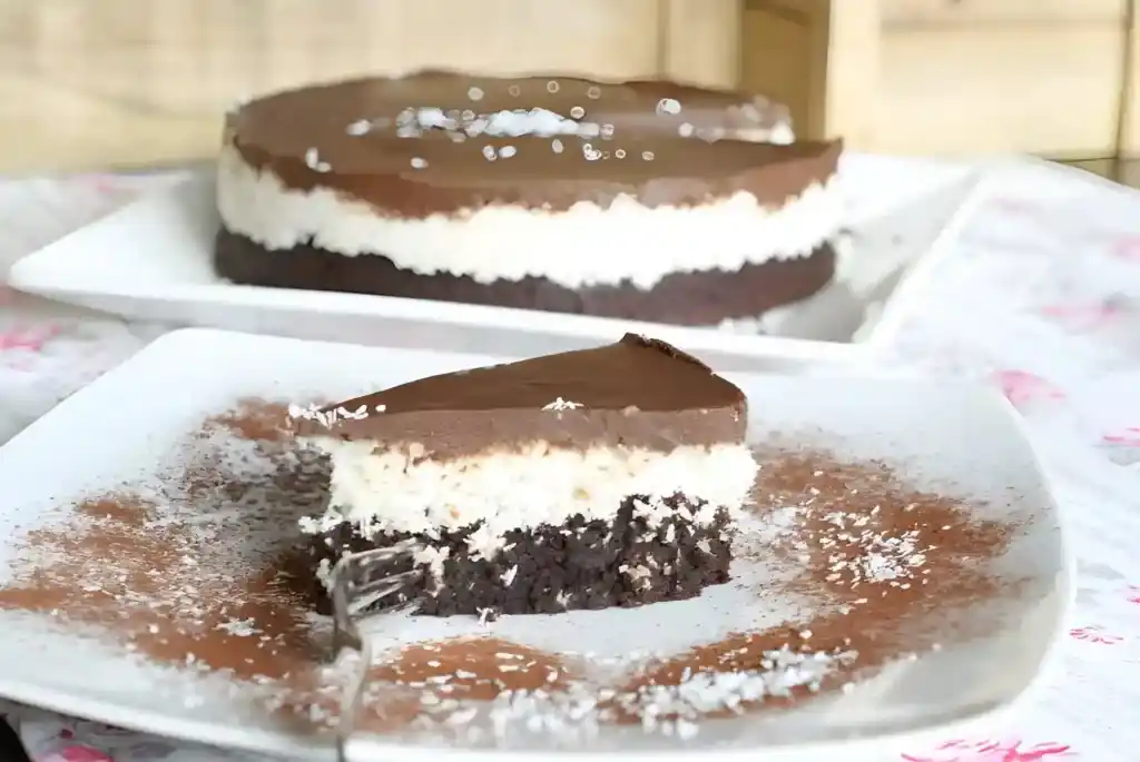 Köstlicher Kokoskuchen mit Schokolade und Puffreis