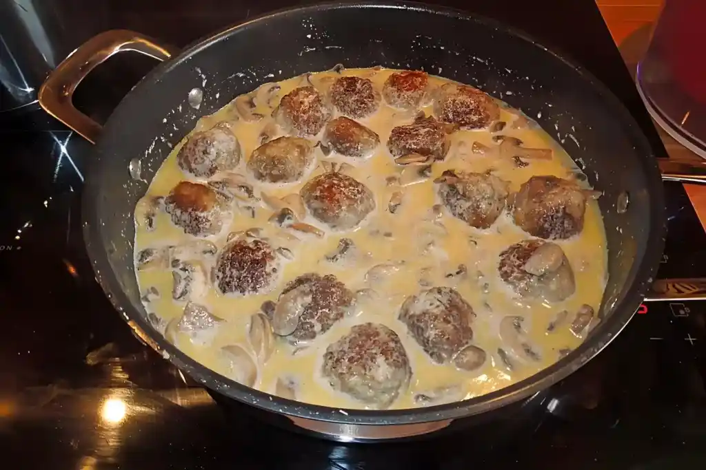 Köttbullar mit Champignon-Rahmsauce