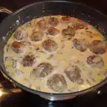 Köttbullar mit Champignon-Rahmsauce