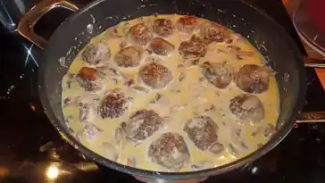 Köttbullar mit Champignon-Rahmsauce