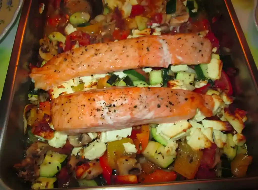 Low-Carb-Lachs mit mediterranem Ofengemüse und Feta