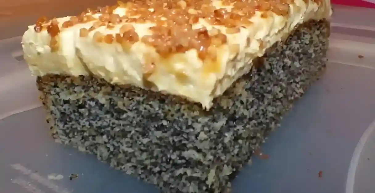 MOHNKUCHEN OHNE BODEN MIT PARADIESCREME UND HASELNUSSKROKANT
