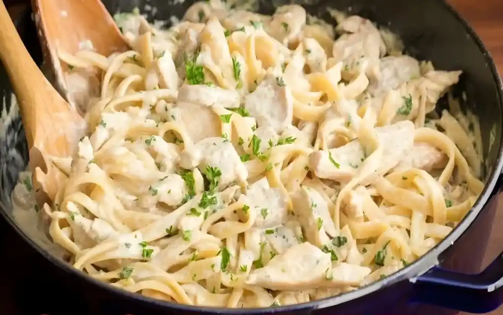 Nudeln hähnchen in sahniger käsesoße