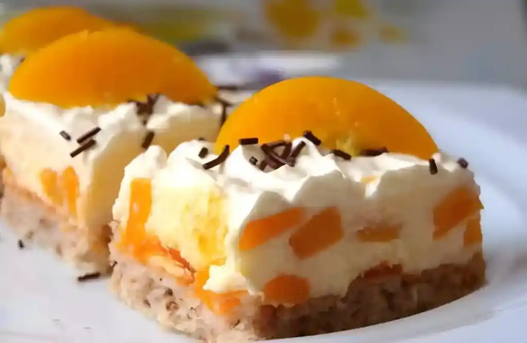 Nusskuchen mit Pfirsichcreme