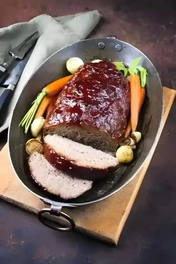 Paprika-Feta-Hackbraten aus dem Backofen mit Tomatensauce