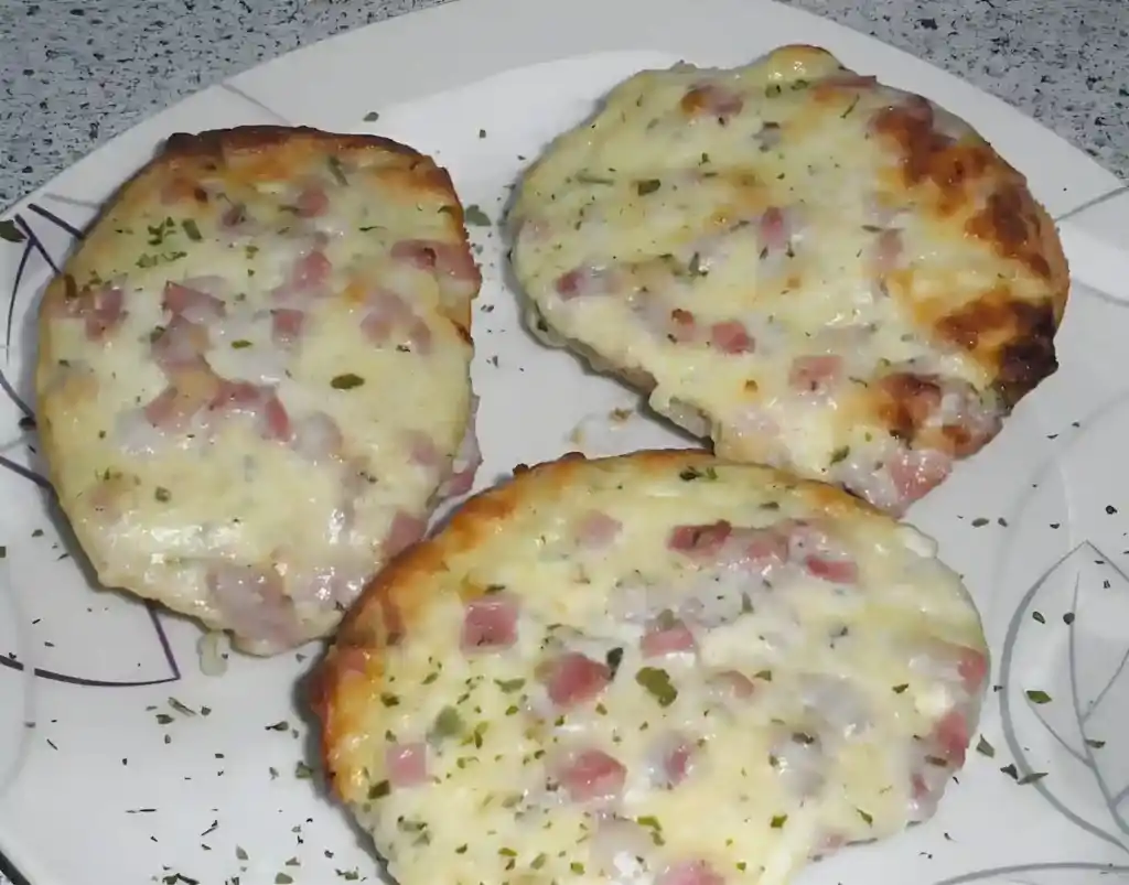 PIKANTE PARTYBRÖTCHEN MIT CREME FRAICHE