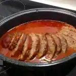 Paprika-Feta-Hackbraten aus dem Backofen mit Tomatensauce: Ein köstliches Gericht für die ganze Familie