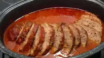 Paprika-Feta-Hackbraten aus dem Backofen mit Tomatensauce: Ein köstliches Gericht für die ganze Familie