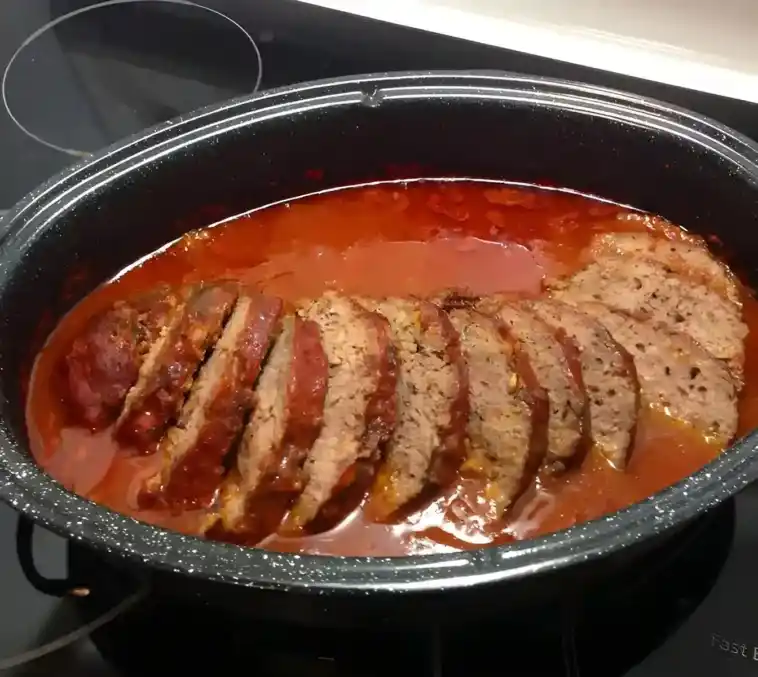 Paprika-Feta-Hackbraten aus dem Backofen mit Tomatensauce: Ein köstliches Gericht für die ganze Familie