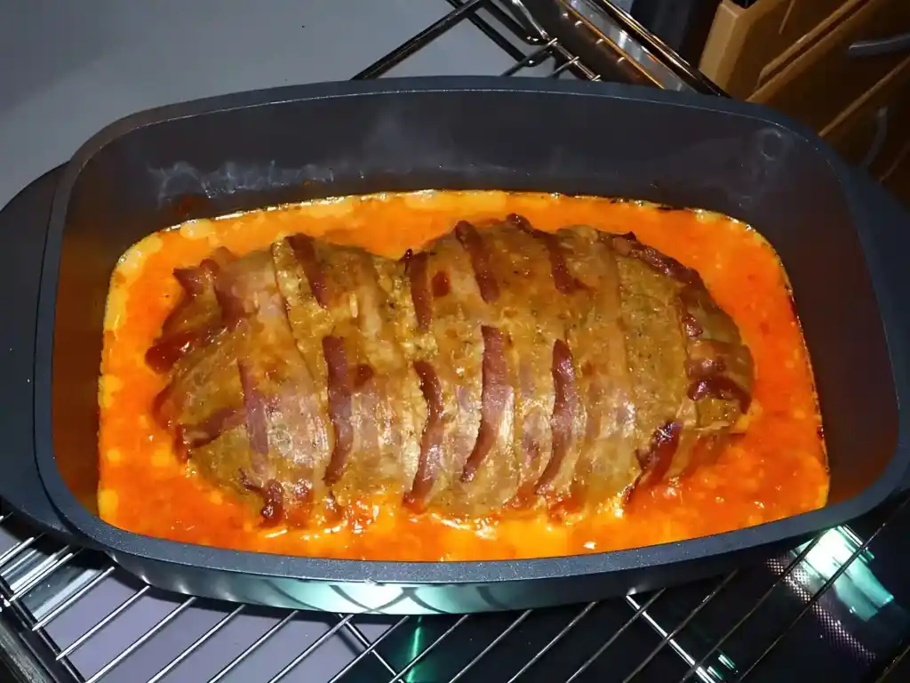 Paprika-Feta-Hackbraten aus dem Backofen mit Tomatensauce