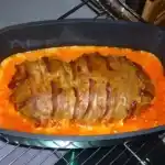 Paprika-Feta-Hackbraten aus dem Backofen mit Tomatensauce