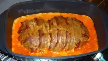 Paprika-Feta-Hackbraten aus dem Backofen mit Tomatensauce